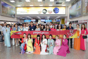 台南機場喜迎越南峴港包機首航 市府盼成定期航班