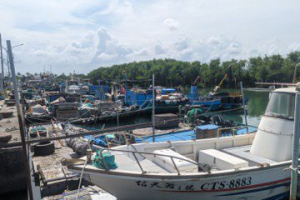 海葵颱風來勢洶洶！台南沿海嚴陣以待 北門漁民搶收牡蠣