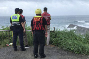 海葵颱風逼近龍洞浪高2米 海邊易有長浪遊客別靠近