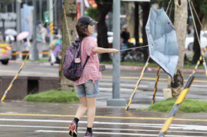 海葵颱風襲台挾猛烈風雨 全台已9330戶停電