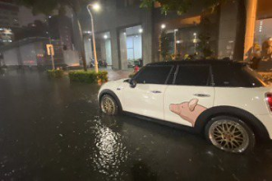 海葵颱風登陸狂風驟雨 高雄市區馬路入夜積水