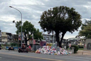 傻眼！颱風假不清運垃圾 彰化市民眾卻亂丟形成垃圾山