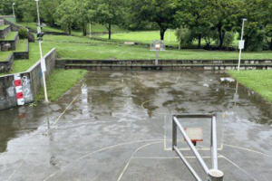 高雄滯洪池兼籃球場上次滿到籃框 海葵今天淹多少現況曝光