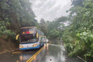 彰化員林強降雨又來…土石沖刷、路樹倒塌 一度中斷雙向交通