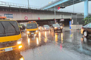 台65浮洲匝道通車才9天 大雨狂炸「排水不及」淹水