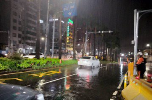 台南雨彈狂炸「比颱風恐怖」市府：多區逾短時大雨等級
