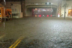 影／大雷雨炸台南！小東地下道淹水逾2公尺 晚間7點封閉