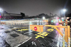 台南晚間強降雨 小東地下道雙向警戒封閉