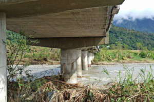 颱風侵襲花蓮明裏大橋沉陷 14日起封橋爭取經費重建