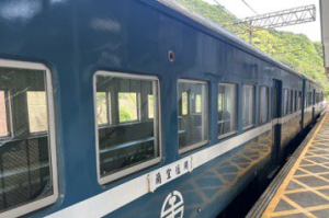 藍皮列車難得行駛宜蘭線 猴硐火車站：遊客增一半搶拍