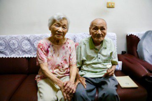 鍾懃興、鍾邱喜鑾夫婦結褵80年 喜迎全台第2對「橡樹婚」