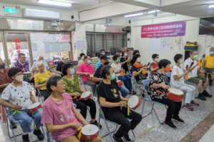 台灣新住民協會辦多元課程 汐止區長與長輩合奏非洲鼓
