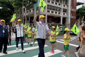 桃園護學童 舉小黃旗過馬路
