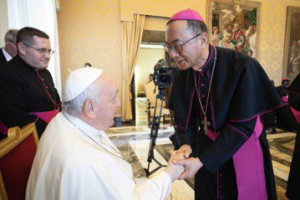 教宗接見台灣首位原住民正權主教浦英雄 聽見台灣問候報以熱情笑容
