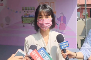 竹市美女發言人被控嗆記者、臉書被灌爆 今鞠躬道歉