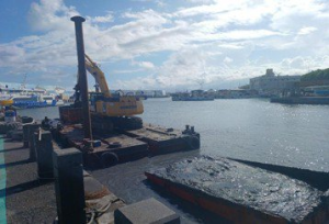 台東富岡漁港打撈淤泥堆置南堤 遭質疑汙染又做白工