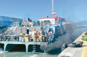 綠島交通船噴黑煙 遊客以為失火