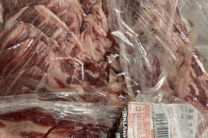 高雄消費者投訴中秋烤肉買到好市多發臭肉 衛生局展開動作了