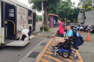 輪椅族怕麻煩不搭公車 寧冒險用頭控騎電動改裝車上路