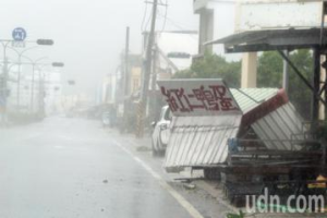 颱風致恆春電桿倒斷…傳屏鵝公路纜線地下化仍有災情 台電：供電正常