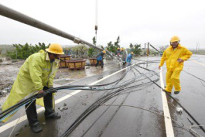 小犬颱風重創恆春半島58支電桿斷裂 1.5萬戶仍停電