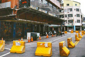 台南來亞大樓下磁磚雨 市府限期改善