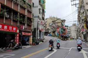 拆除巷口紅綠燈 斑馬線難走 民怨：友善行人城市在哪裡？