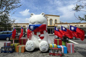 中華民國生日快樂！嘉義市區現旗海 大白熊國旗口罩吸睛