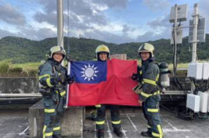 另類慶祝國慶 北市雙溪消防分隊負重高樓布線「登高慶雙十」