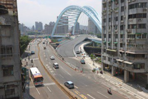 中正新橋專用道往永和需「連切2車道」機車族直呼危險