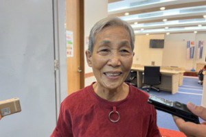 影／金大「樂齡大學」開學 85歲阿嬤帶助聽器入學圓夢