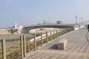 影／大安濱海樂園海翁橋啟用 「鯨魚」串連樂園和媽祖園區