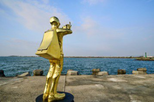 高市府與日本藝術家阿部乳坊合作 「旅途之海」特展5作品進駐彌陀漁港
