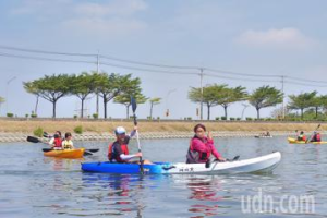 台南小學生劃獨木舟體驗「回台江」倡議守護河川