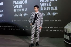 穿黑白色西裝出席台北時尚周 蔣萬安自爆有選擇障礙「去問兒子意見」