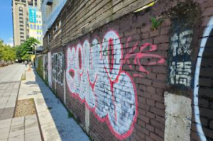 宛如「毀容」！60年歷史舊板橋車站磚牆又被塗鴉 議員批離譜
