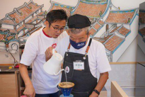 金山「千歲咖啡」試營運 長者展現專業手沖咖啡技藝