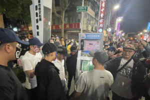 新竹萬聖遊行爆爭議！「新政治提款機」諷高虹安 遭8男抽菸包圍