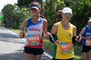 來自15國逾千名好手悠遊「東方夏威夷」 墾丁國際馬拉松今晨開跑