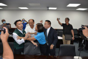 台南市議會上演推擠摔倒！藍指控賄選 綠：歡迎去告
