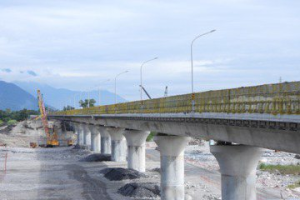花蓮木瓜溪橋改建拓寬斥資15億元 「半半施工」2年後完工