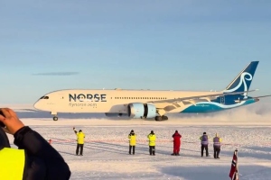 波音787夢幻客機首登南極！克服沒有無線電導航 成功降落「藍冰跑道」