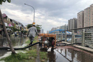台南運河「百年大潮」嚴重溢流 水利局：護岸將加高30公分