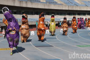 上百隻恐龍攻佔世運主場館 搞笑奔跑趣味十足