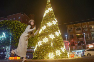 淡水老街廣場聖誕點燈 雪姬聖誕樹光雕秀好吸睛