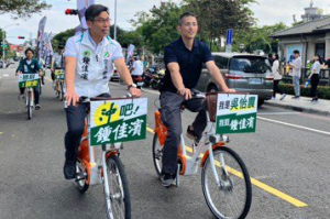 吳怡農單車掃街為鍾佳濱助選 籲青年返鄉投票