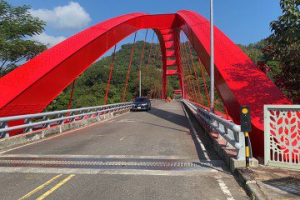 連通六龜育幼院的東溪大橋完成塗裝 重綻紅顏