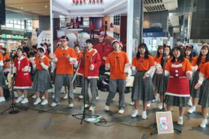 日本兵庫高校合唱團高鐵台中站快閃 旅客感受日式耶誕氣氛