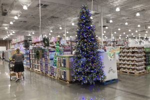 零售商節前大促銷 聖誕樹降價75%