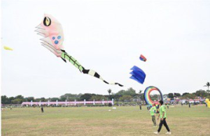 屏東風箏節邁入第8年 「搞怪星球」特技風箏秀驚艷全場